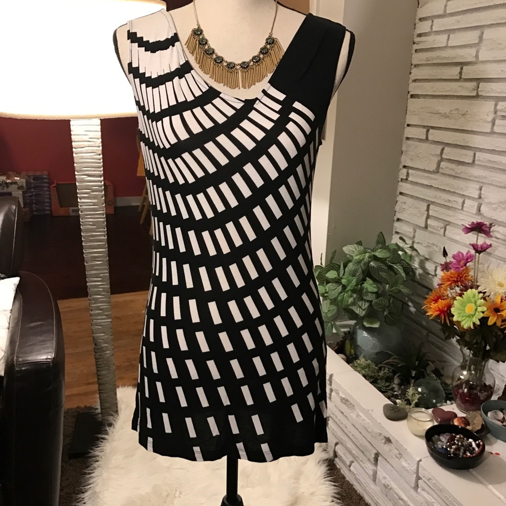 💕✨ SALE 💕✨ CAbi sleeveless tunic w/tech pattern